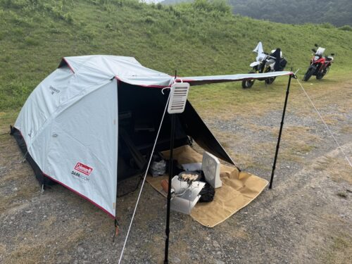 荷物を置いた帆布シート