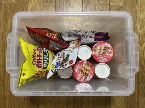 コンテナに詰めたお菓子とカップラーメン