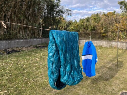 物干しロープに干したシュラフと服